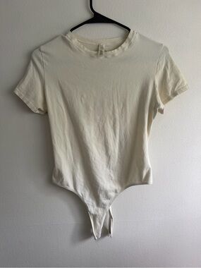 Skims size large Women's Cream Short Sleeve Bodysuit